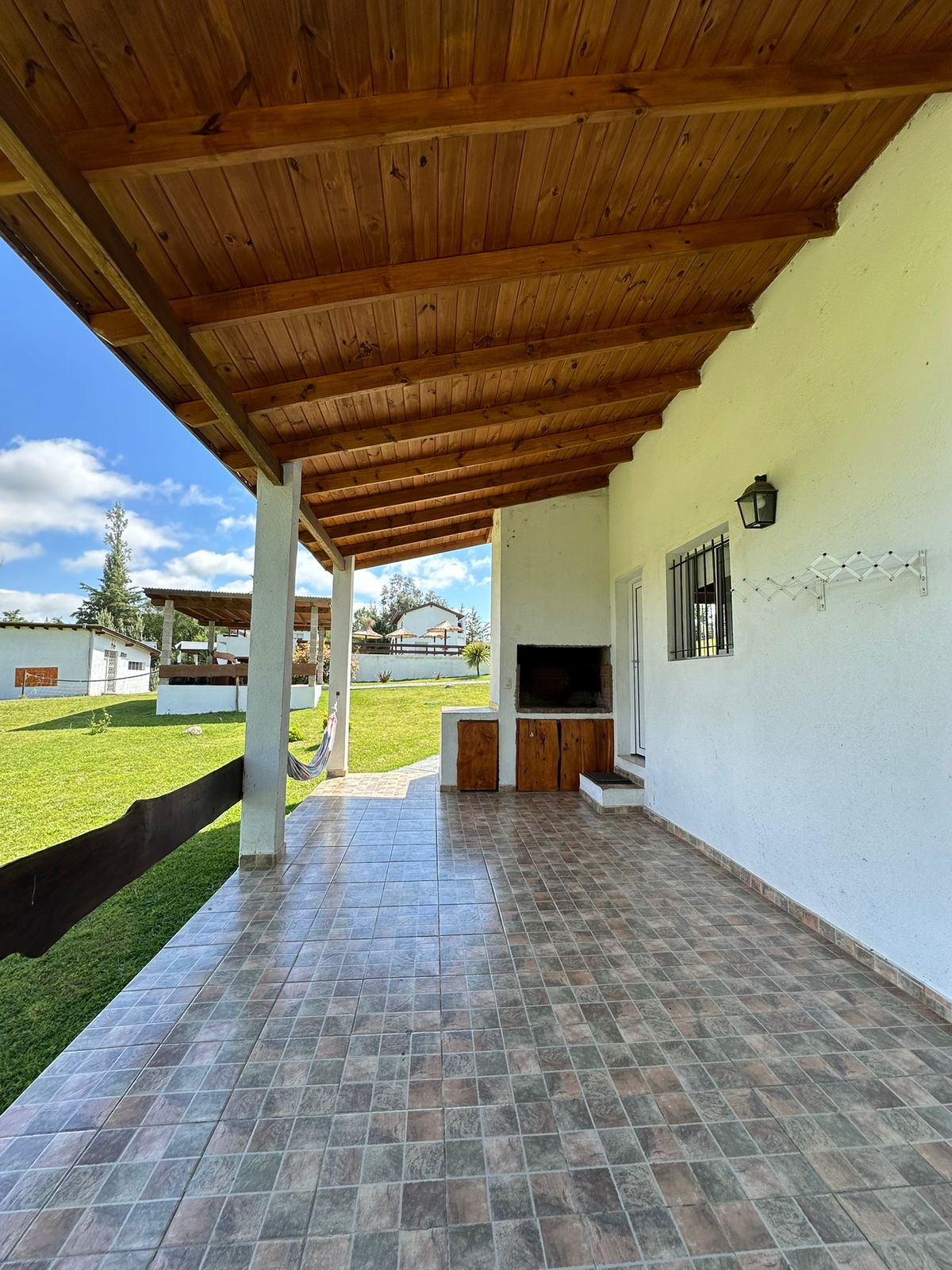 Cochera cubierta con asador