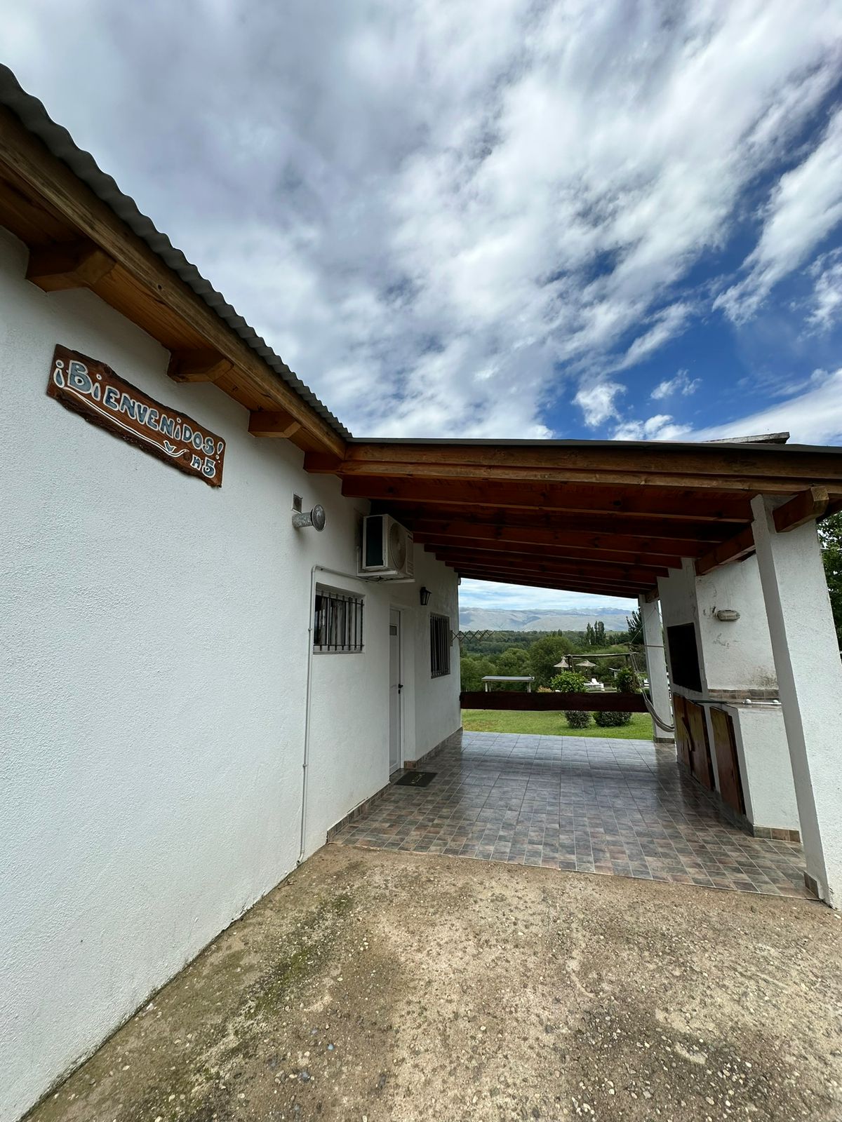 Cochera cubierta y asador